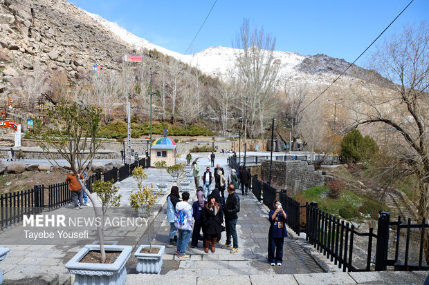 بازدید مسافران نوروزی از گنجنامه همدان