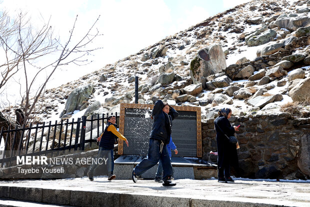 بازدید مسافران نوروزی از گنجنامه همدان