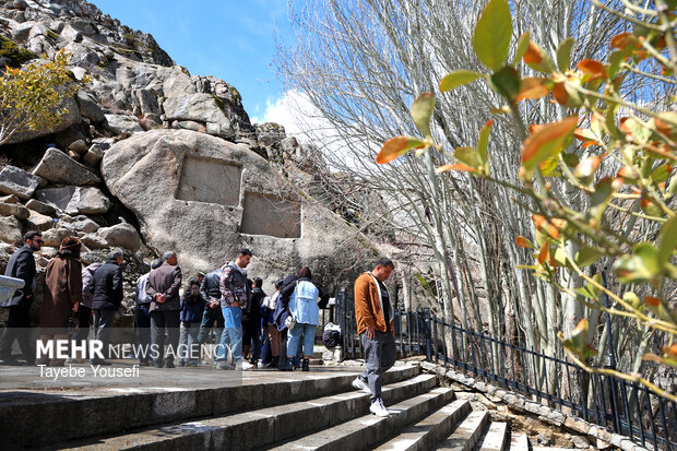 بازدید مسافران نوروزی از گنجنامه همدان