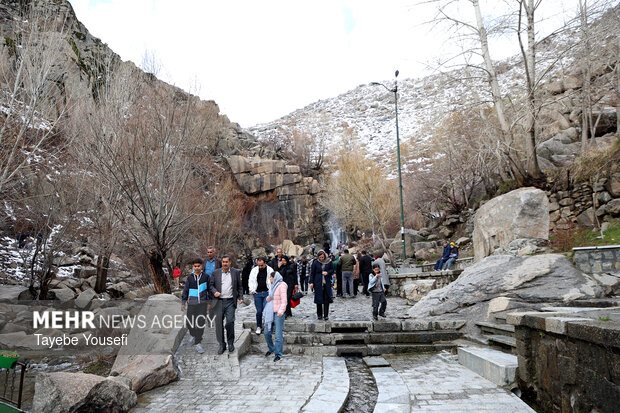 بازدید مسافران نوروزی از گنجنامه همدان
