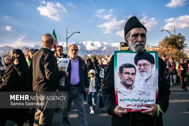 اقامه نماز بر پیکر مطهر شهید علیرضا تنگسیری
