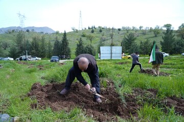 غرس ۴۰۰ اصله نهال در بوستان جنگلی ثامن قم به یاد شهدای جنگ رمضان
