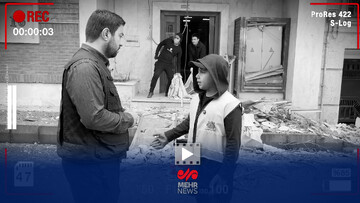 ایستادگی جهادگر خردسال در کمک به خانه‌های آسیب دیده در جنگ رمضان