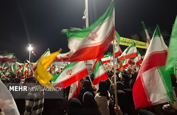 مردم تبریز همچنان پای کار انقلاب ایستاده‌اند