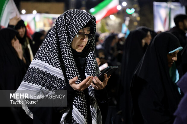 حضور حماسی مردم مؤمن و انقلابی مشهد در نماز استغاثه