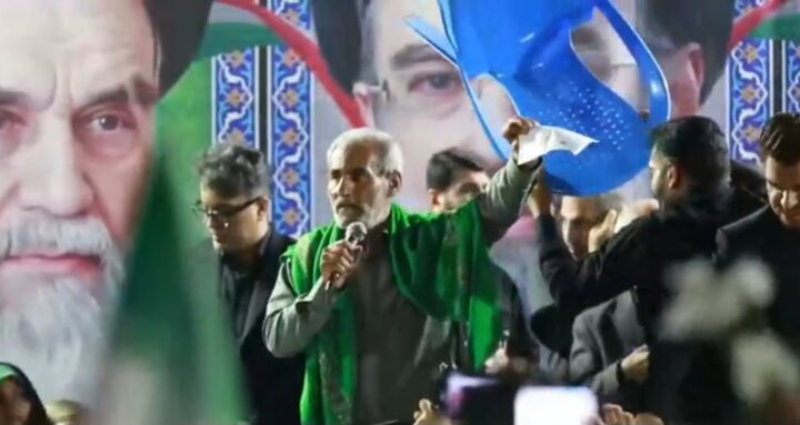 سخنان باصلابت پدر شهید سجادی در کنار پیکر فرزند شهیدش