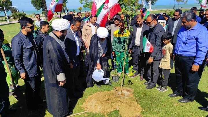  کاشت نهال به مناسبت روز طبیعت در بوشهر