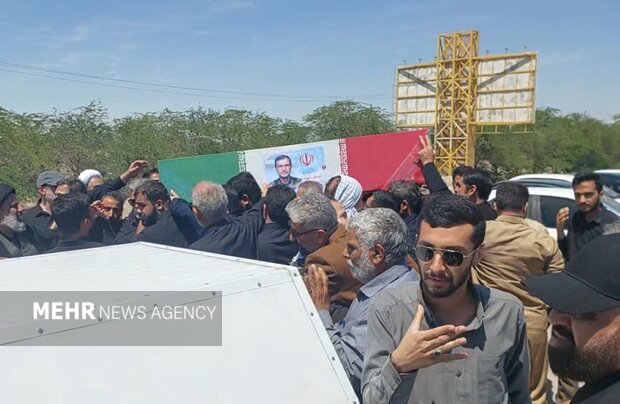 دریادار دلاور روی دست مردم بوشهر؛ورود پیکر شهید تنگسیری به دیار دلیران