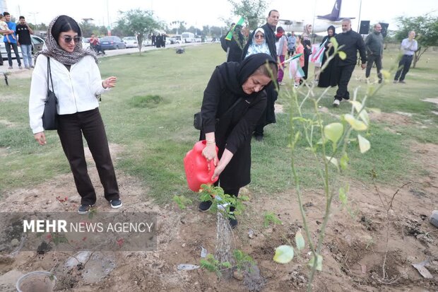 لبیک به فرمان رهبر انقلاب؛ کاشت نهال مثمر توسط مردم خوزستان