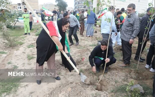لبیک به فرمان رهبر انقلاب؛ کاشت نهال مثمر توسط مردم خوزستان