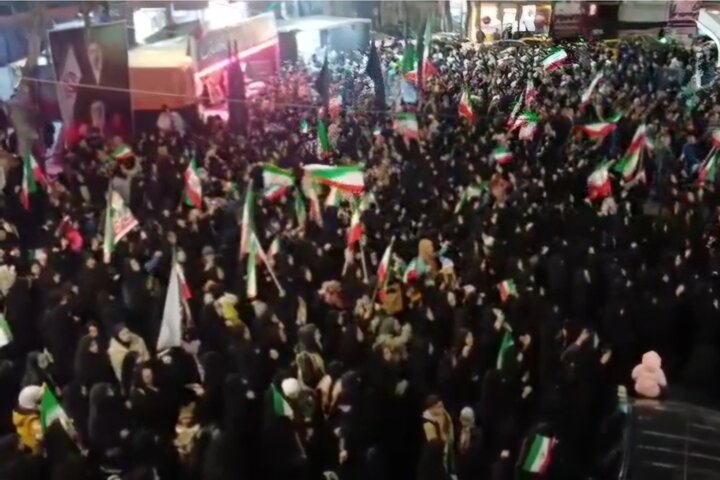 تجمع شبانه مردم بناب در بیعت با رهبری و حمایت از نیروهای مسلح