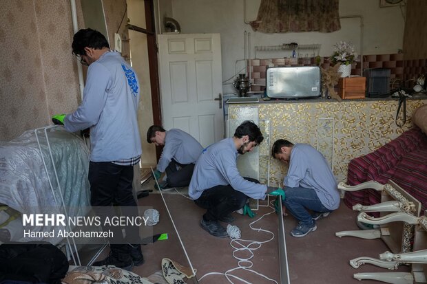 خدمت‌رسانی دانشجویان جهادی ارومیه به منازل آسیب‌دیده در جنگ