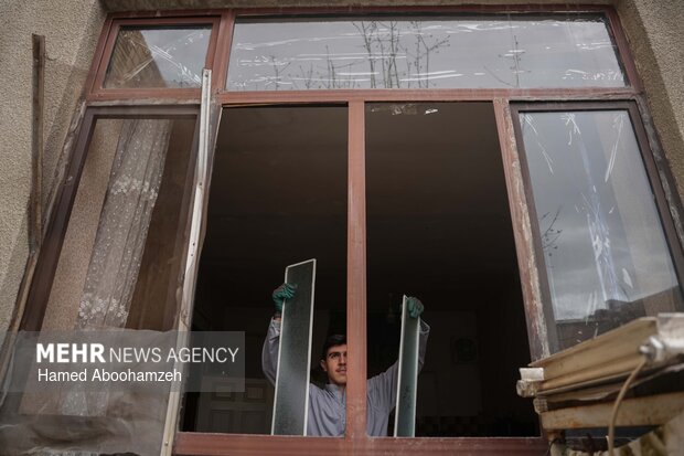 خدمت‌رسانی دانشجویان جهادی ارومیه به منازل آسیب‌دیده در جنگ