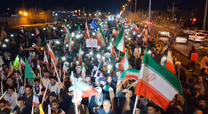 تجمع شبانه باشکوه مردم خوی در میدان