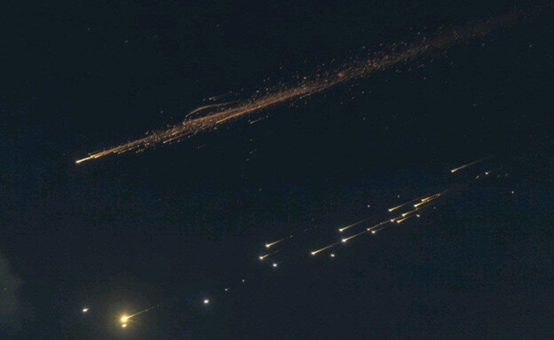 آثار برجای مانده از اصابت موشک ایران به اراضی اشغالی+عکس و فیلم