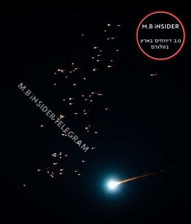 آثار برجای مانده از اصابت موشک ایران به اراضی اشغالی+عکس و فیلم