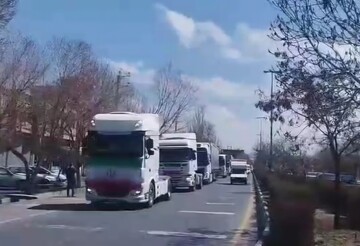 رژه خودرویی کامیون‌داران باسمنجی در حمایت از نیروهای مسلح