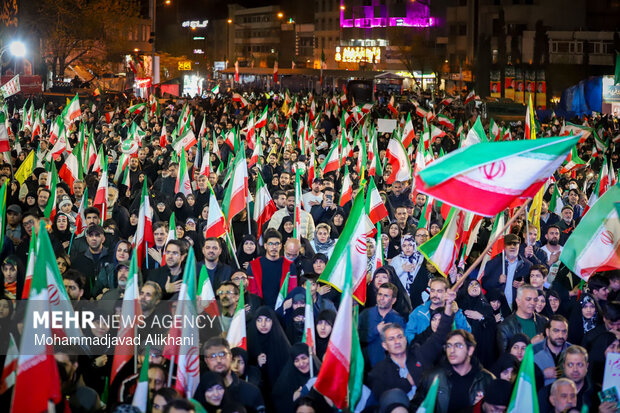 اجتماع حمایت از رزمندگان در مقابله با دشمن آمریکایی - صهیونی