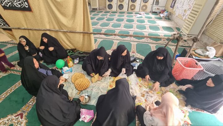 تهیه نان برای پشتیبانی از رزمندگان اسلام در گناوه