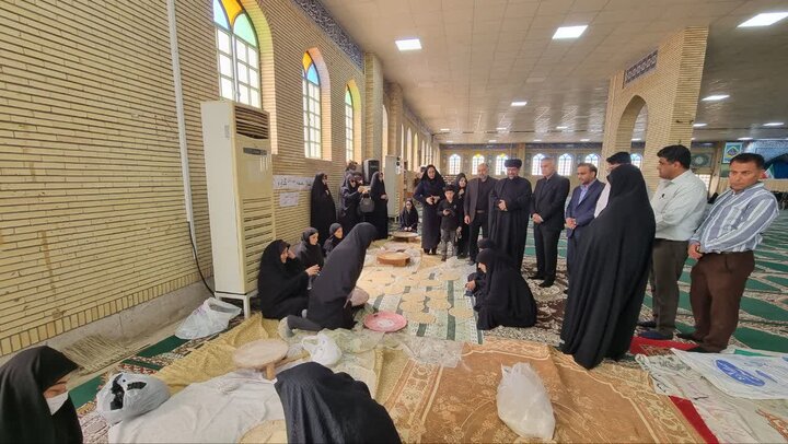 تهیه نان برای پشتیبانی از رزمندگان اسلام در گناوه