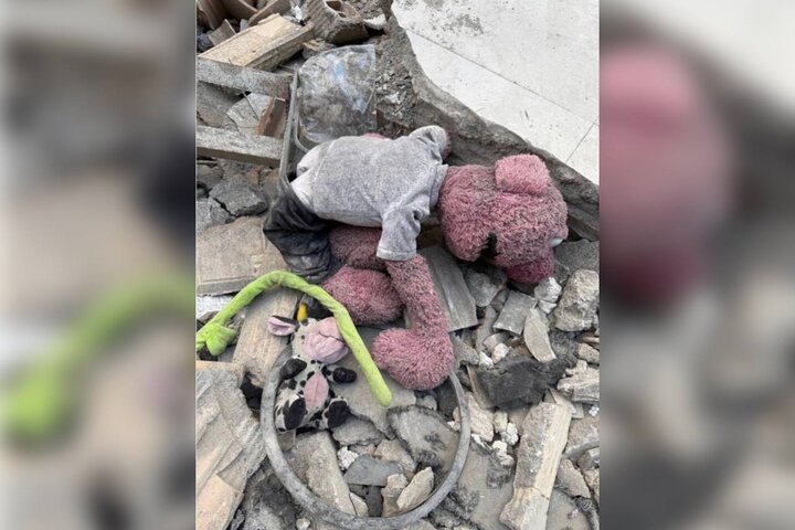 دلنوشته جنابخان برای صاحب عروسک مانده در آوار؛ دردت به جون مُو باشه دلنوشته جنابخان برای صاحب عروسک مانده در آوار؛ دردت به جون مُو باشه