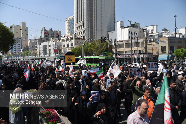 تشییع پیکر مطهر ۳ شهید در مشهد
