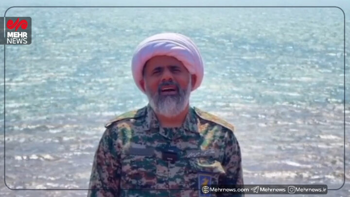 امام جمعه هرمز با لباس رزم در تنگه هرمز