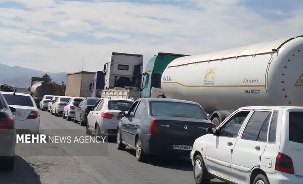 ترافیک در مسیرهای خروجی مشهد پرحجم است