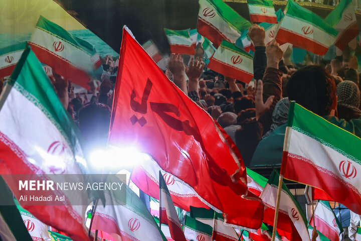 بالصور..استمرار التجمعات الليلية في طهران دعما للقوات المسلحة والوطن