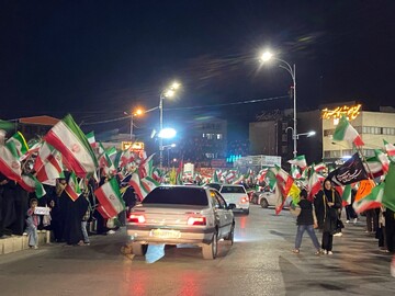 حماسه باشکوه پرچم داران کرمانی در میدان آزادی