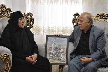 دیدار مدیرکل بنیاد شهید لرستان با خانواده شهدای جنگ رمضان در الشتر