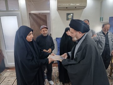 دیدار نماینده ولی‌فقیه در لرستان با خانواده شهید موسویان در الیگودرز