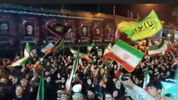 الإيرانيون في الساحات يشدون على يد القوات المسلحة لاذاقة العدو الويلات