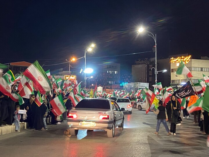 حماسه باشکوه پرچم داران کرمانی در میدان آزادی