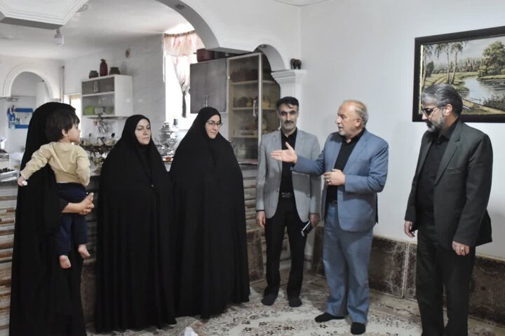 دیدار مدیرکل بنیاد شهید لرستان با خانواده شهدای جنگ رمضان در الشتر