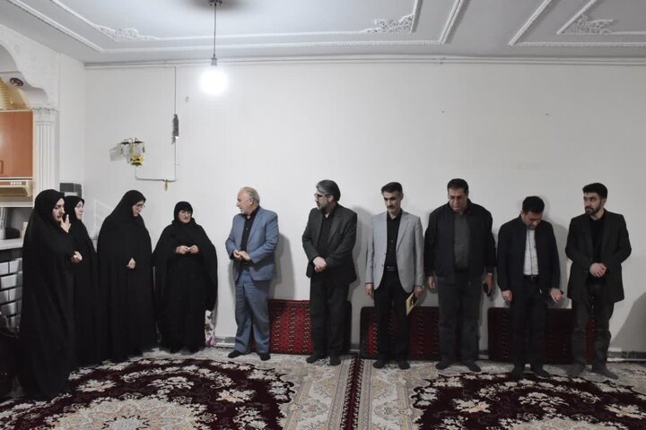 دیدار مدیرکل بنیاد شهید لرستان با خانواده شهدای جنگ رمضان در الشتر