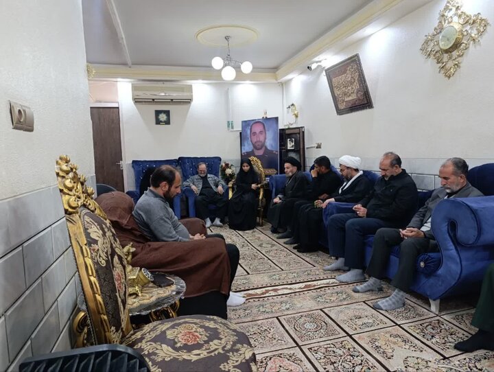 دیدار نماینده ولیفقیه در لرستان با خانواده شهید موسویان در الیگودرز