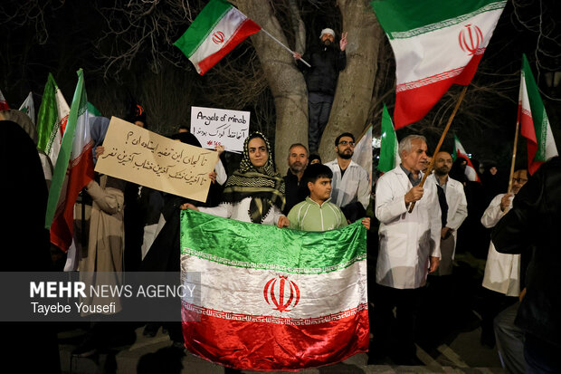 اجتماع کادر درمانِ همدان در محکومیت حملات امریکایی صهیونی