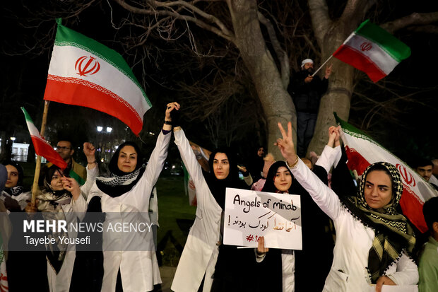 اجتماع کادر درمانِ همدان در محکومیت حملات امریکایی صهیونی