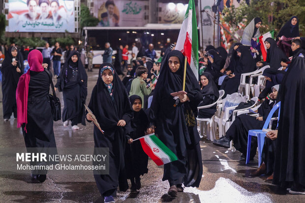 وداع با پیکر شهید حسین رضایی در بوشهر