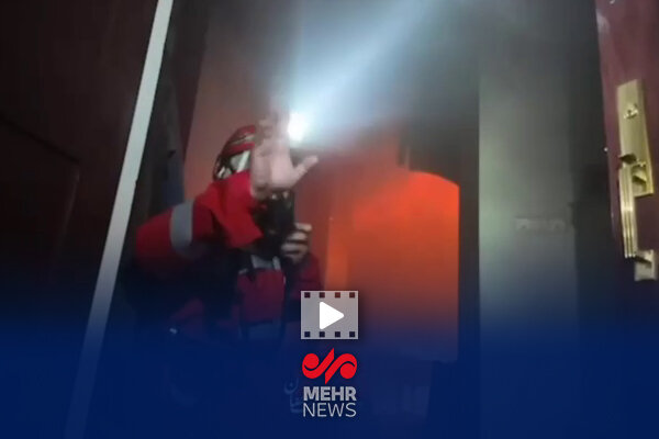 لحظات امدادرسانی به محبوسشدگان در آتش توسط امدادگران هلال احمر لحظات امدادرسانی به محبوسشدگان در آتش توسط امدادگران هلال احمر
