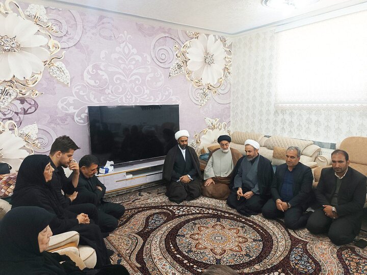 دیدار امام جمعه ایلام با خانواده‌های معظم شهدای جنگ رمضان در ایوان