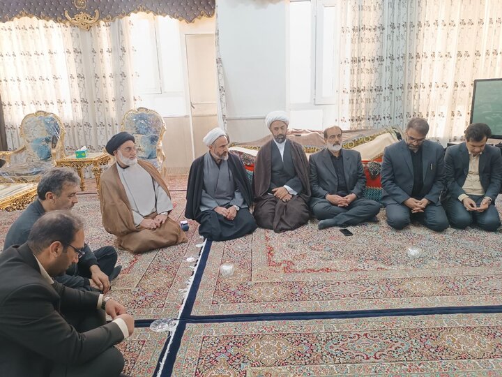 دیدار امام جمعه ایلام با خانواده‌های معظم شهدای جنگ رمضان در ایوان