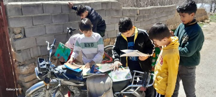 کتاب‌رسانی در روزهای جنگ؛ وقتی مربیان کانون امید را به کوچه‌ها می‌برند