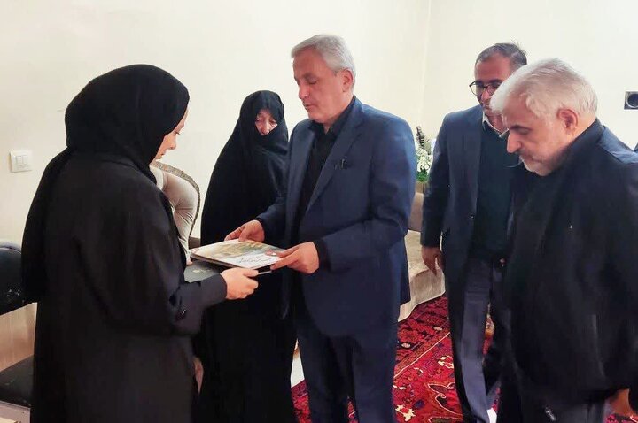 دیدار مسئولان با خانواده‌های شهدای جنگ رمضان در اهر و هریس