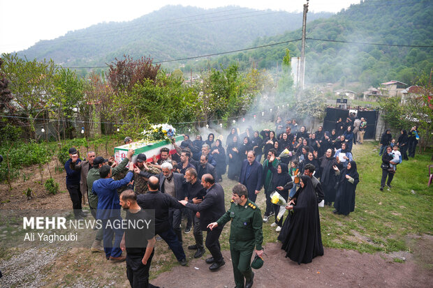 تشییع شهید علی غلامی در روستای آلیان فومن
