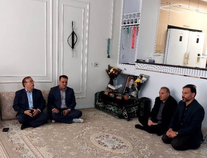 دیدار مسئولان بنیاد شهید با خانواده‌های ۴ شهید جنگ رمضان در خرم‌آباد