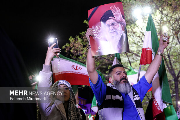 اجتماع حمایت از رزمندگان در مقابله با دشمن آمریکایی - صهیونی