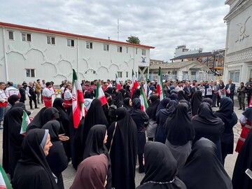 کادر درمان گیلان با تجمع اعتراضی بمباران بیمارستان ها را محکوم کردند