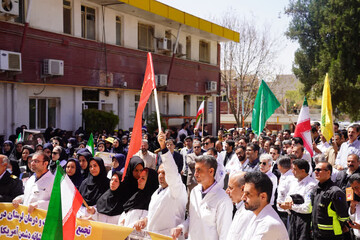 تجمع کارکنان شبکه بهداشت دورود در محکومیت حملات دشمن به مراکز درمانی